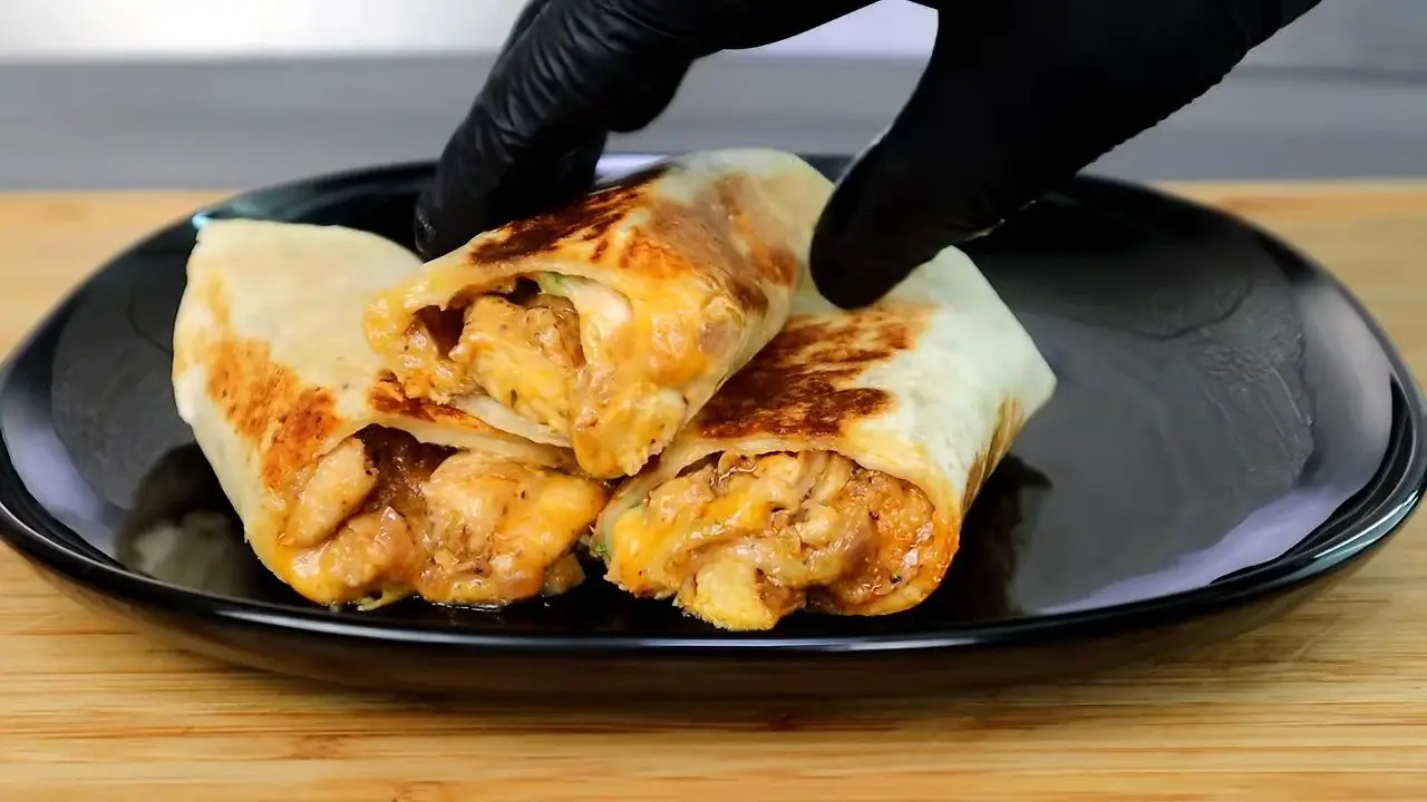 Cheesy Garlic Chicken Wraps